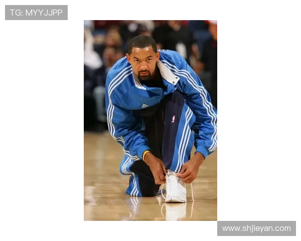 大球后退失足鞋子滑落意外摔倒引发全场哄笑的囧事