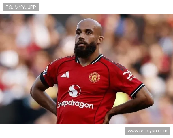 阿莫林曼联首年引发更衣室震荡三后卫战术引争议